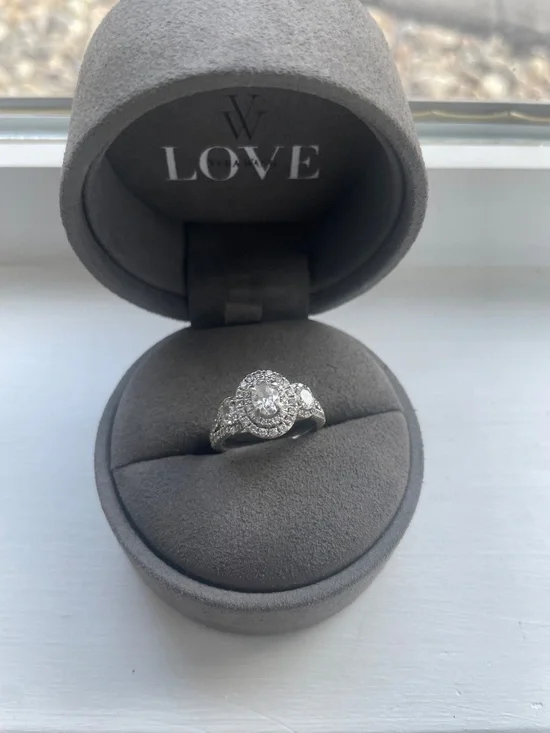 Engagement ring - Picture 2 of 3